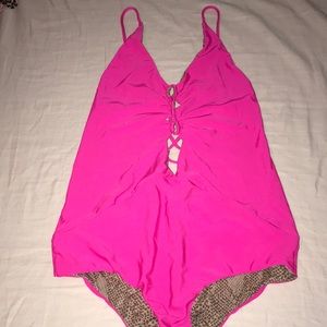 Acacia Kokomo in Guava Pop